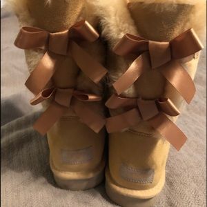 ugg boots-short bailey bow
